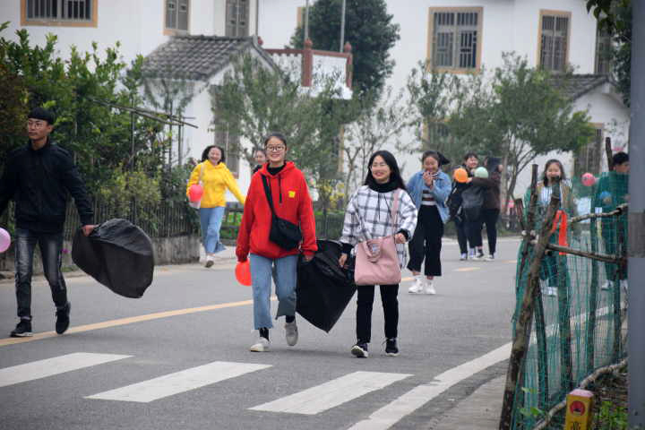 拾荒慢跑 共同守护地球家园