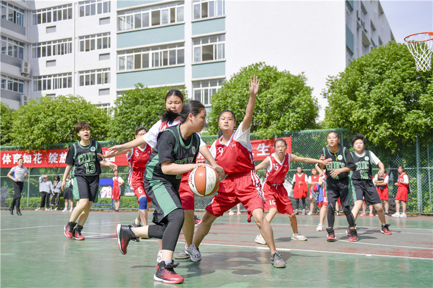 青春洋溢学子风采   奋勇拼搏为校争光