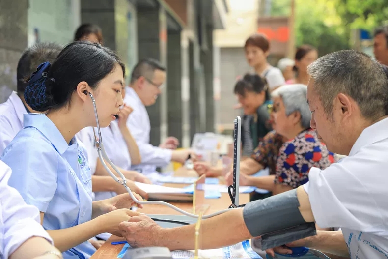 南充卫生学校附属医院  第二届“中国医师节”义诊活动