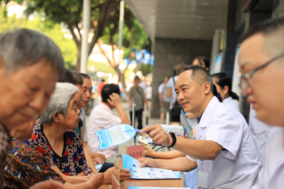 南充卫生学校附属医院  第二届“中国医师节”义诊活动