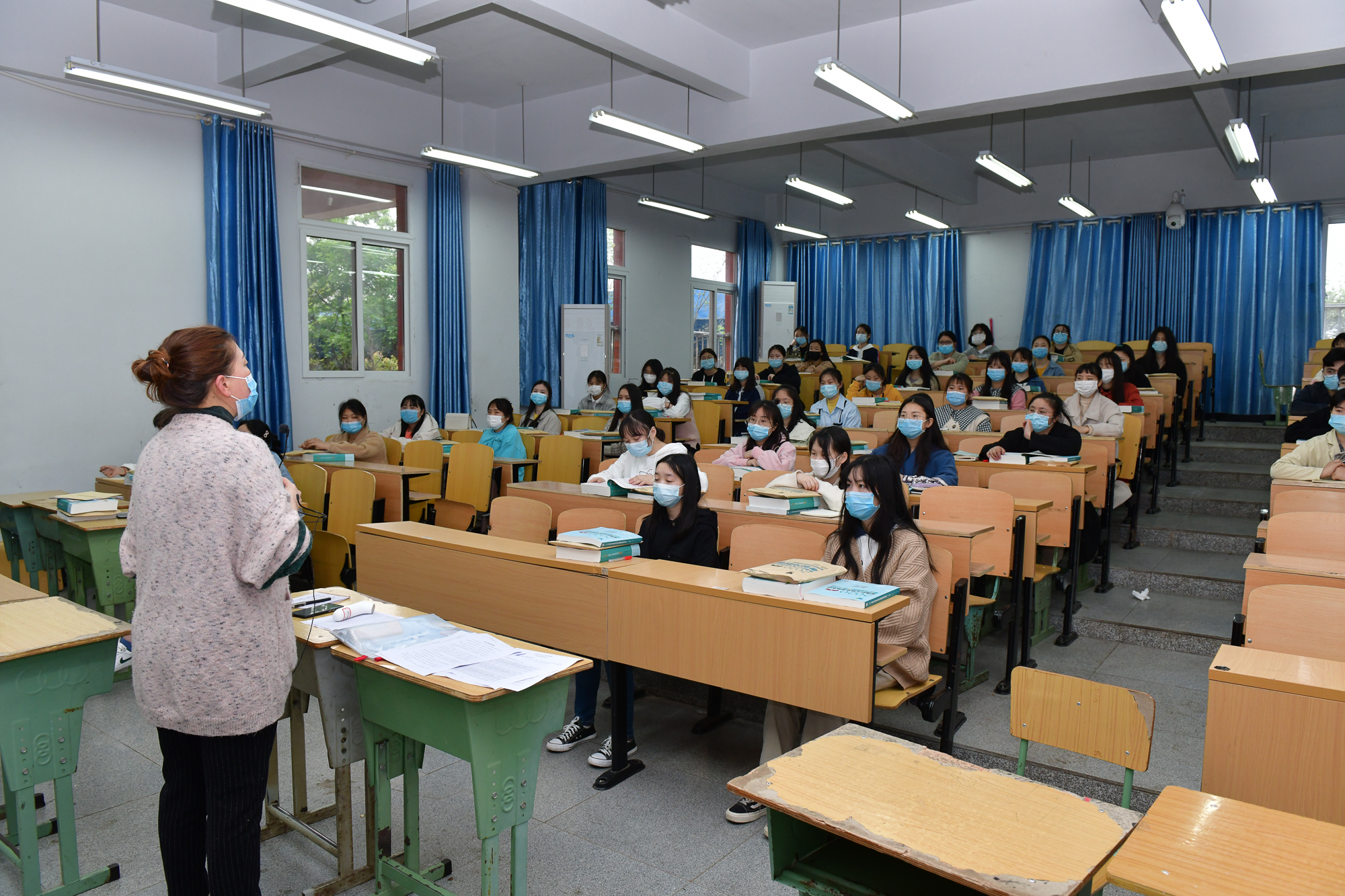 测体温有序入校 重安全复学复课