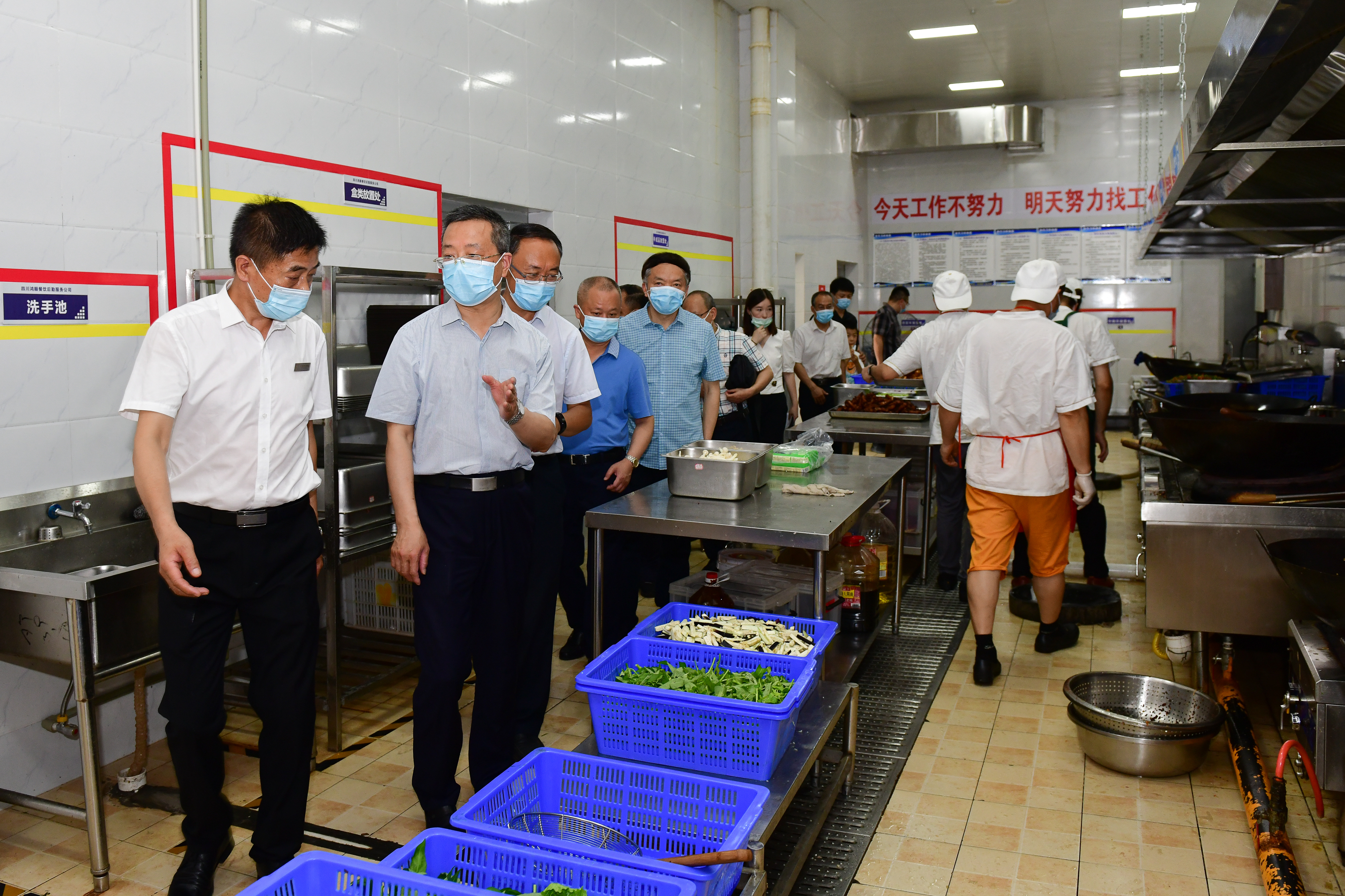 南充市政府副市长沈一凡一行莅临我校调研并看望慰问在校师生