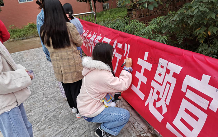 “与心灵相约 与健康同行”签名活动暨“心灵许愿树”活动圆满成功