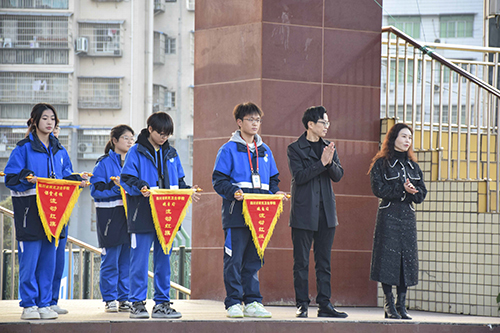 青春须早为 岂能长少年