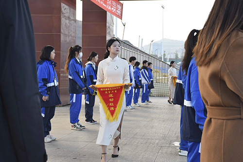 青春须早为 岂能长少年