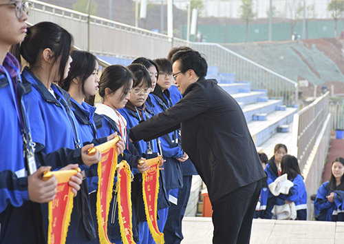 青春须早为 岂能长少年